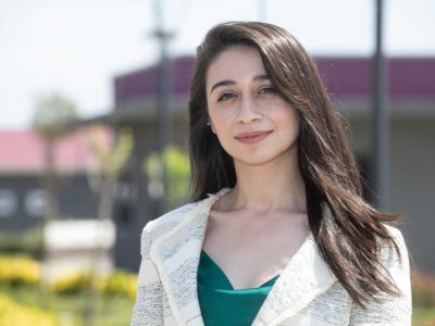 2021 yılında Bilecik Şeyh Edebali Üniversitesi Sağlık Bilimleri Fakültesi’nde Çocuk Gelişimi Bölümü’nde lisans eğitimini yüksek onur belgesi ile tamamlamıştır. Lisans Döneminde özel gereksinimli çocuklara yönelik düzenlenen “Kim Demiş ki Yapamayız” adlı projede görev almıştır. 1 yıl boyunca Sakarya Süleyman Gülsüm Odabaş ilköğretim okulunda Özel Eğitim Alanında öğretmenlik yapmıştır.  2022 yılında Üsküdar Üniversitesi Çocuk Gelişimi ana bilim dalında yüksek lisans eğitimine başlamıştır. Temmuz ayı 2022 yılında Türkiye Vodafone Vakfı ve Habitat Derneği ortaklığında uygulanan “Yarını Kodlayanlar Projesi” kapsamında düzenlenen, çocuklara yönelik kodlama bilinci geliştirilmesi eğitici eğitimine katılmış ve eğitici eğitmen ünvanı almıştır. Çocuk Gelişimi alanında “Gessel Gelişim Testi”, “Bender Gestalt Görsel Motor Algılama Testi”, “Bir İnsan Çiz Testi”, “Ankara Gelişim Tarama Envanteri”, “Metropolitan Okul Olgunluğu Testi”, uygulayıcı eğitimi alarak testlerin uygulayıcısı olmaya hak kazanmıştır.  İstanbul Gedik Üniversitesi Sağlık Bilimleri Fakültesi Çocuk Gelişimi araştırma görevlisi olarak görevini sürdürmektedir.