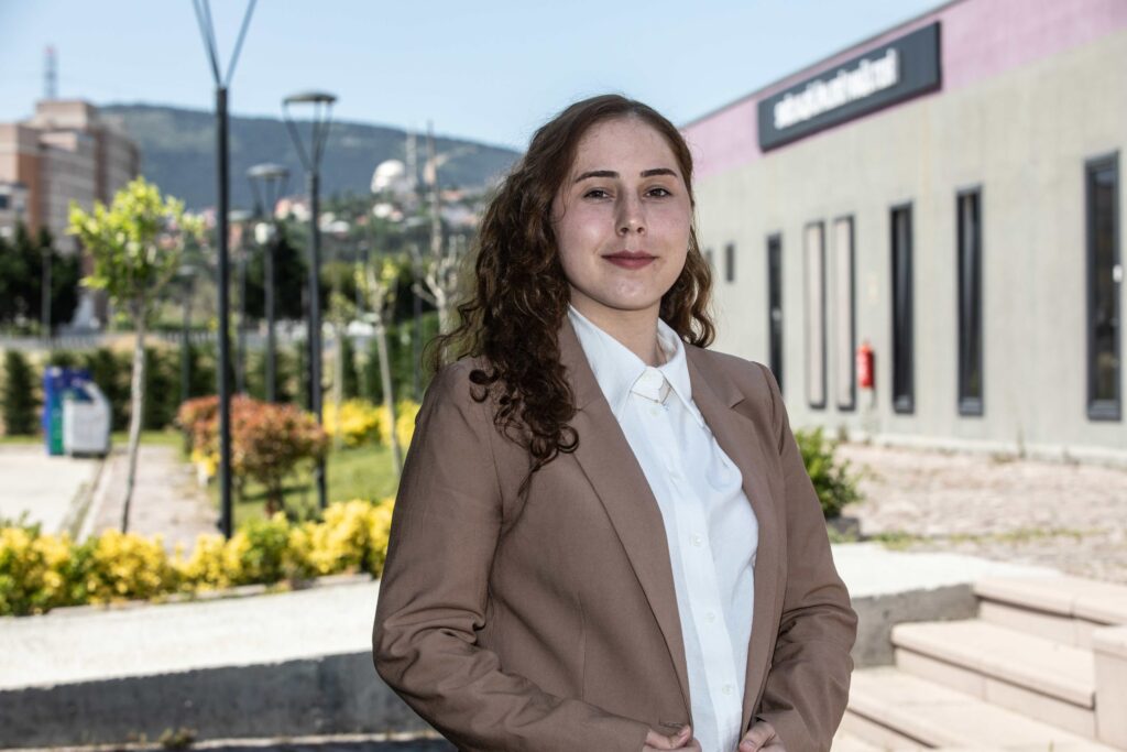 Dr. Öğr. Üyesi Berra Keçeci 2016 yılında lisans, 2018 yılında yüksek lisans, 2022 yılında Marmara Üniversitesi Eğitim Bilimleri Enstitüsü Rehberlik ve Psikolojik Danışmanlık doktora programından mezun olmuştur. Halen tam burslu olarak hukuk fakültesinde hukuk eğitimine devam etmektedir. 2017-2023 yılları arasında Adalet Bakanlığı bünyesinde aile ve çocuk mahkemelerinde pedagog olarak görev yapmıştır. Şu an İstanbul Gedik Üniversitesi Çocuk Gelişimi Bölümü’nde Dr. Öğretim Üyesi olarak çalışma hayatına devam etmektedir.