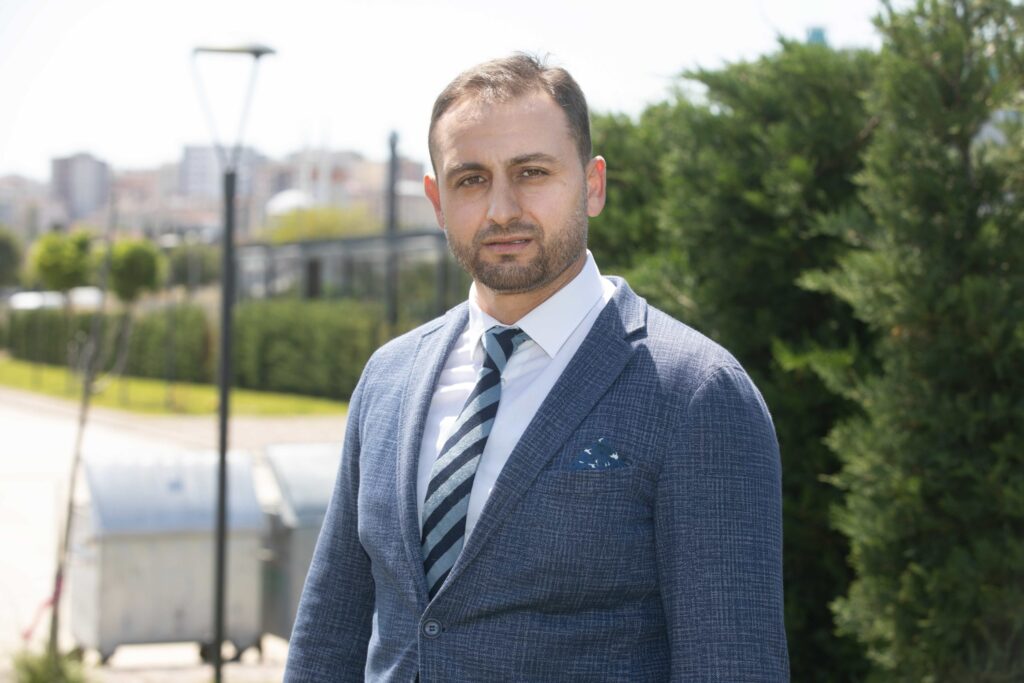 Dr. Ebrar Atak 1982 yılında Ankara’da doğdu. İlk ve orta öğrenimini Ankara’da tamamladıktan sonra 2008 yılında Dokuz Eylül Üniversitesi Fizyoterapi ve Rehabilitasyon bölümünden mezun oldu. 2012-2015 yılları arasında merkezi Almanya’da bulunan bir enstitüden aldığı 5 yıllık eğitimi başarı ile tamamlayarak Osteopat unvanı almaya hak kazandı. Medipol Üniversitesi Sağlık Bilimleri Enstitüsü Fizyoterapi ve Rehabilitasyon bölümünde 2015 yılında yüksek lisansını ve 2022 yılında doktorasını tamamladı. Hareketin Kognitif (Bilişsel) Temeli isimli bir kitabı, Academic Studies in Health Sciences kitabında Body Mass Index, Foot Posture, and Knee Pathologies, Fizyoterapide Özel Konular -1- Nörogelişimsel Rehabilitasyon ve İkili Görev Yöntemleri kitap bölümlerini yazdı. Dual task egzersizleri, Dual task taksonomisi, Egzersizin bilişsel fonksiyonlar üzerine etkileri ve Egzersiz sırasında EEG değişimleri ile ilgili çalışmalar yapmaktadır.  2011 yılından itibaren yurt içi ve yurt dışında Özel Özel Eğitim ve Rehabilitasyon Merkezleri kurdu ve buralarda Şirket Ortaklığı, Şirket Genel Müdürlüğü, Kurucu Müdürlük, Kurum Müdürlüğü ve Fizyoterapistlik görevlerini sürdürdü. Yalova Koruma Altındaki Çocuklara Destek Derneği Yönetim Kurulu üyeliği, Yalova Kent Konseyi Engelli Meclisi Yürütme Kurulu üyeliği, Engelli ve Yaşlı Hizmetleri Gelişim Vakfı Yalova Şube Başkanlığı görevlerinde bulunmaktadır. Halen yurt içi ve yurt dışında bulunan Özel Özel Eğitim ve Rehabilitasyon Merkezlerinde ortaklıkları ve Kurucu Müdürlük görevlerine devam etmekte olan Dr. Ebrar Atak aynı zamanda İstanbul Gedik Üniversitesi Sağlık Bilimleri Fakültesi Fizyoterapi ve Rehabilitasyon Bölümünde Öğretim Üyesi olarak akademik faaliyetlerini sürdürmektedir. Yalova’da ikamet ekmekte olan Dr. Ebrar Atak evli ve iki çocuk babasıdır.