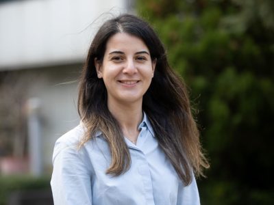 Marmara Üniversitesi Sağlık Bilimleri Fakültesi Fizyoterapi ve Rehabilitasyon bölümünden 2018 yılında mezun olmuştur. 2022 yılında Marmara Üniversitesi Sağlık Bilimleri Enstitüsü Fizyoterapi ve Rehabilitasyon ABD.’nda yüksek lisans eğitimini tamamlamıştır.  Marmara Üniversitesi Sağlık Bilimleri Enstitüsü Fizyoterap ve Rehabilitasyon ABD’nda doktora eğitimine devam etmektedir. İstanbul Gedik Üniversitesi’nde araştırma görevlisi olarak çalışmaktadır.