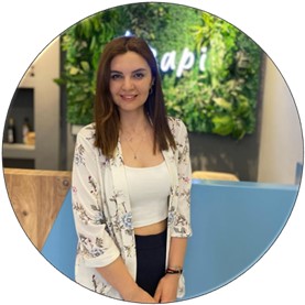 Dokuz Eylül Üniversitesi, Fizik Tedavi ve Rehabilitasyon Bölümünden 2014 yılında mezun olmuştur. İzmir’de Evde Fizik Tedavi Hizmeti sunan bir ekip kurmuştur. Bu ekip İzmir’in birçok ilçesinde yürüyemeyen ve evde fizik tedavi alması gereken hastalara evde sağlık hizmeti sağlamıştır. Şu an Tarsus’ta kuruduğu klinikte çalışmalarını sürdürmektedir.