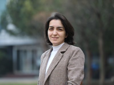 Marmara Üniversitesi Sağlık Bilimleri Fakültesi Hemşirelik bölümünden 2019 yılında mezun olmuştur. 2022 yılında Marmara Üniversitesi Sağlık Bilimleri Enstitüsü Halk Sağlığı Hemşireliği’nde yüksek lisans eğitimini tamamlamıştır.  Marmara Üniversitesi Sağlık Bilimleri Enstitüsü Hemşirelik alanında doktora eğitimine devam etmektedir. İstanbul Gedik Üniversitesi’nde araştırma görevlisi olarak çalışmaktadır.