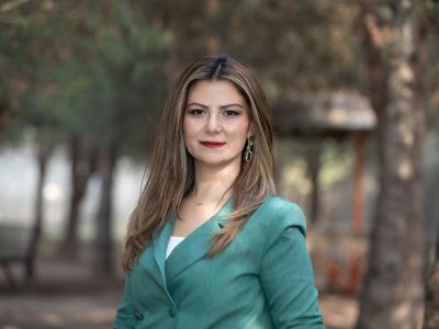 Muğla Sıtkı Koçman Üniversitesi Hemşirelik Yüksekokulu’ndan 2007 yılında mezun olan Çatak, yüksek lisans eğitimini Marmara Üniversitesi, doktora eğitimini ise İstanbul 
 Üniversitesi-Cerrahpaşa’ da hemşirelikte yönetim alanında tamamlamıştır. Çeşitli hastanelerin ortopedi ve travmatoloji ve kalp ve damar cerrahisi ameliyathanesi gibi özellikli birimlerinde olmak üzere toplamda 7 yıl hemşire olarak görev almıştır. 2015-2019 yılları arasında İstanbul Aydın Üniversitesi Sağlık Hizmetleri Meslek Yüksekokulu’nda Perfüzyon Teknikleri Programında öğretim görevlisi olarak görev almış ve bu süre içerisinde aynı programın kuruculuğu görevini üstlenmiş ve program başkanlığını yürütmüştür. 2019 yılından beri İstanbul Gedik Üniversitesi’inde görev yapmakta olan Çatak aynı üniversitede Hemşirelik Bölümünün kuruculuğunu ve bölüm başkan yardımcılığı görevlerini üstlenmiştir. Çatak  özellikle iş yaşam kalitesi, girişimcilik, örgütsel iletişim, meslek uyumu, mesleki hazır oluşluk ve değişim yönetimi gibi insan kaynakları ve davranış bilimleri  yönetimine yönelik konularda araştırmalarını sürdürmektedir.