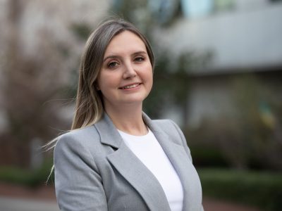 Dr.Öğr.Üyesi Tuğçe Atak Meriç, 2013 yılında Yeditepe Üniversitesi Hemşirelik Bölümü’nden mezun oldu. Mezuniyet sonrasında Yeditepe Üniversitesi’nde araştırmacı olarak çalışan Atak Meriç, aynı üniversitede Çocuk Sağlığı ve Hastalıkları Hemşireliği yüksek lisans programını tamamladı ve tez araştırması Zeynep Kamil Hastanesi V. Hemşirelikte İnovasyon Sempozyumunda Sözlü Bildiri Birincilik Ödülü aldı. 2022 yılında Bahçeşehir Üniversitesi Çocuk Sağlığı ve Hastalıkları Hemşireliği Doktora programından mezun oldu.  Yeditepe Üniversitesi Hemşirelik Bölümü Laboratuvar Sorumlusu ve araştırma görevlisi olarak 9 yıl çalışan Atak Meriç, çocuklarda spiritüelite, ağrı ve çocuk istismarı ve ihmali konularında araştırmalarına devam etmek olan Atak Meriç 2022 yılından bu yana İstanbul Gedik Üniversitesi Hemşirelik Bölümü’nde görev almaktadır. Şubat 2023 depremlerinden sonra Yeditepe Üniversitesi’ne konuşmacı olarak “Afet Durumlarında Çocuk Sağlığı” konusunu paylaşmıştır.